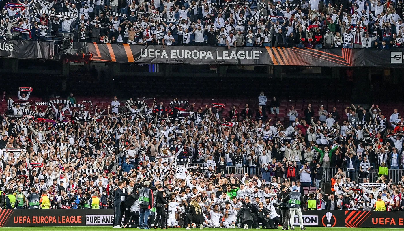 Frankfurt players and fans v Barcelona