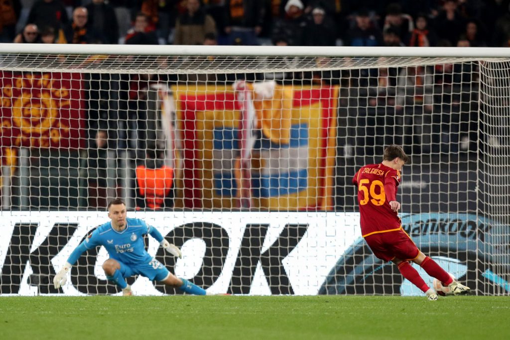 Nicola Zalewski Roma Feyenoord penalty