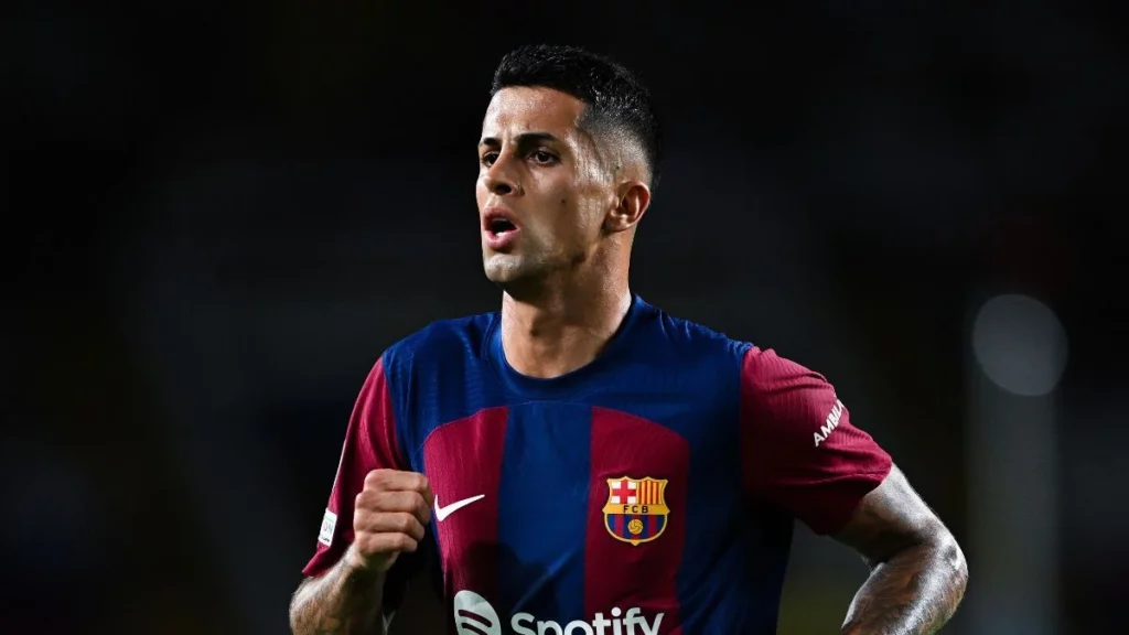 joao cancelo en un partido de champions league