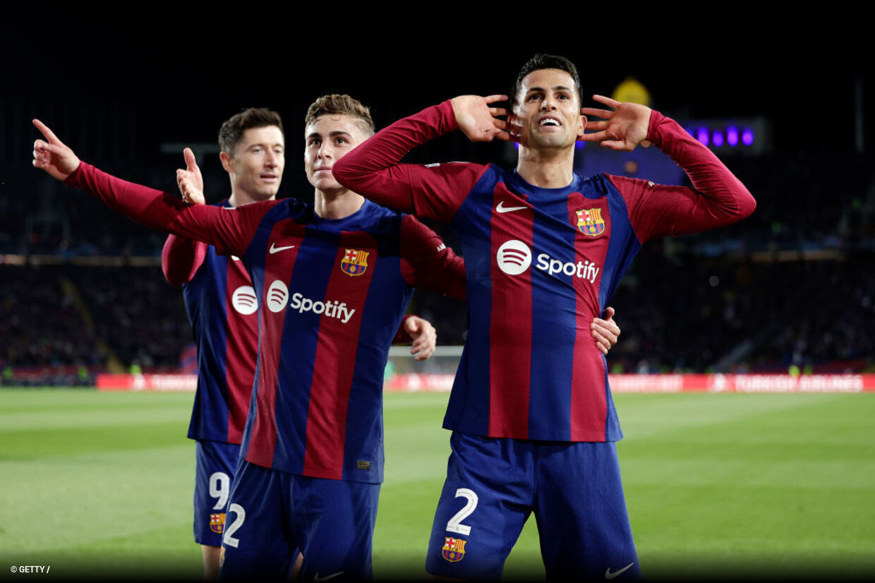 barcelona overcome napoli to book spot in the quarters