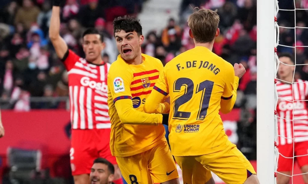 pedri y frenkie de jong celebran un gol